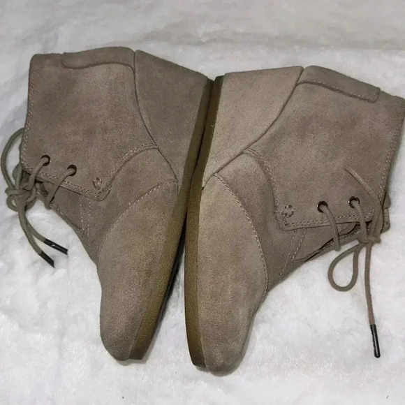 TOMS Desert Wedge Taupe Tan Bootie Boots Size 7 Preppy Fall Winter Preppy Casual - Picture 11 of 13